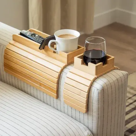 Incorporan un espacio especialmente pensado para sujetar vasos, tazas o botellas y reducir el riesgo de derrames. Incorporan un espacio especialmente pensado para sujetar vasos, tazas o botellas y reducir el riesgo de derrames.