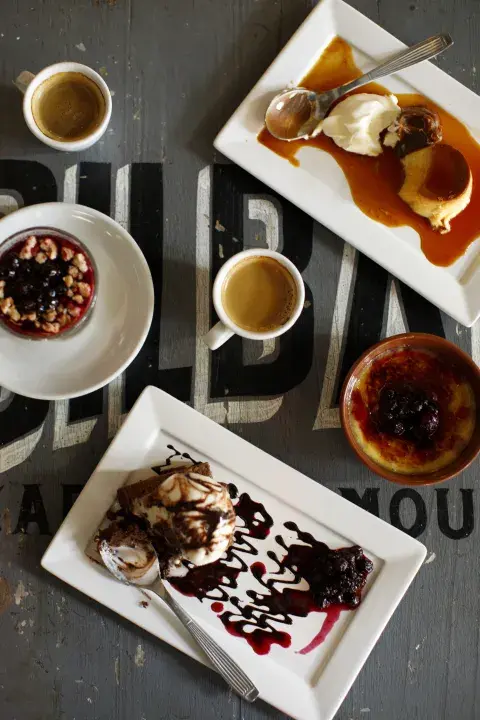mesa de dulces que incluyen un flan