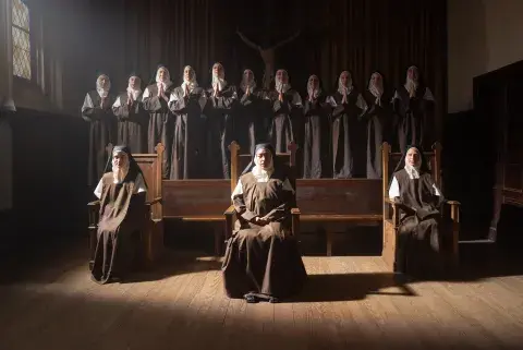 Un conjunto de monjas en un claustro Un conjunto de monjas en un claustro