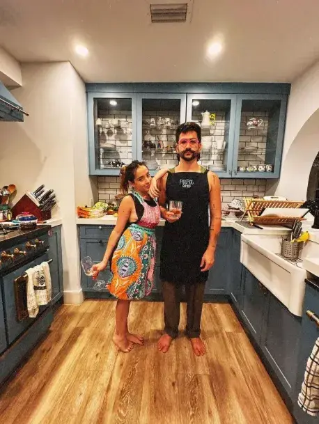 Camilo y Eva Luna en la cocina de su casa Camilo y Eva Luna en la cocina de su casa