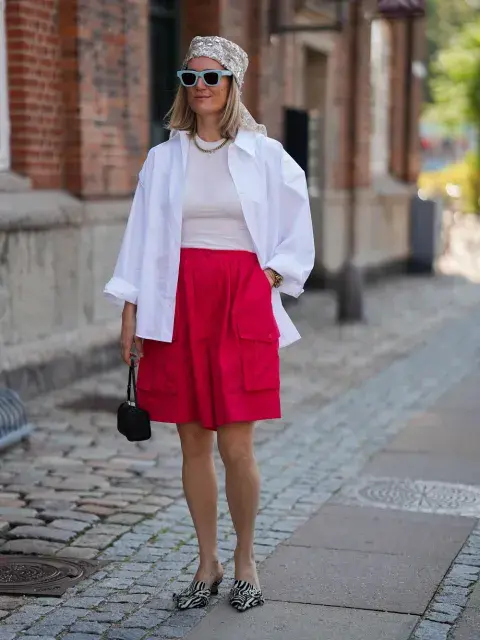 Mujer con camisa blanca y lentes de sol Mujer con camisa blanca y lentes de sol