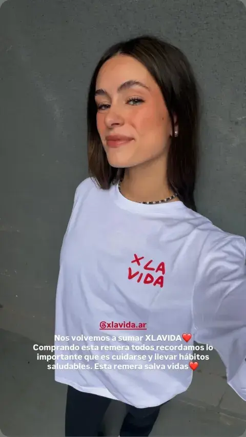 Lola abraldes con la remera de x la vida Lola abraldes con la remera de x la vida