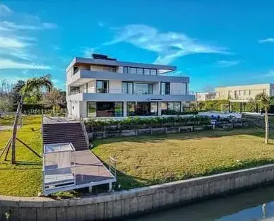 La fachada de la casa de Wanda Nara La fachada de la casa de Wanda Nara