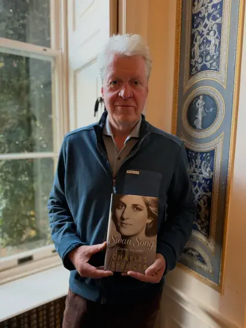 Charles Spencer con el libro sobre Lady Di. Charles Spencer con el libro sobre Lady Di.