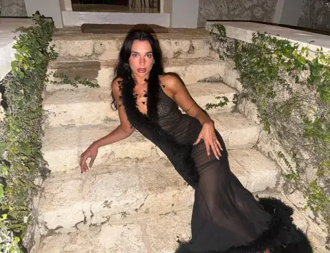 Dua Lipa con vestido lencero negro Dua Lipa con vestido lencero negro