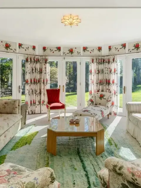 El living de la casa de Drew Barrymore El living de la casa de Drew Barrymore