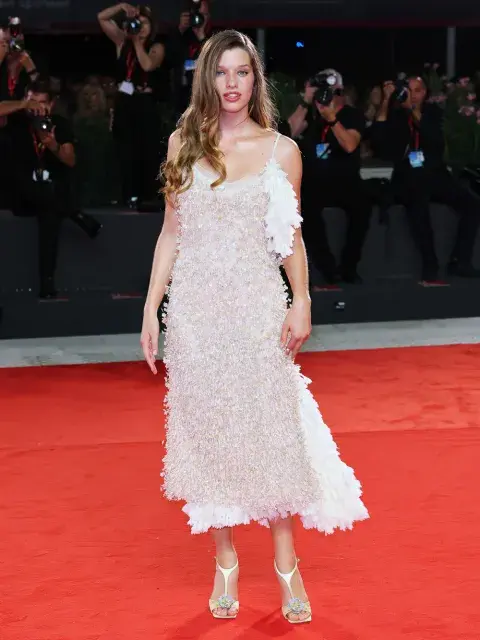 Ever Anderson con un vestido blanco Ever Anderson con un vestido blanco