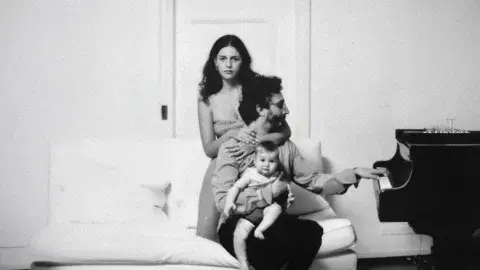 Fito Páez con Romina Ricci y Margarita. Fito Páez con Romina Ricci y Margarita.