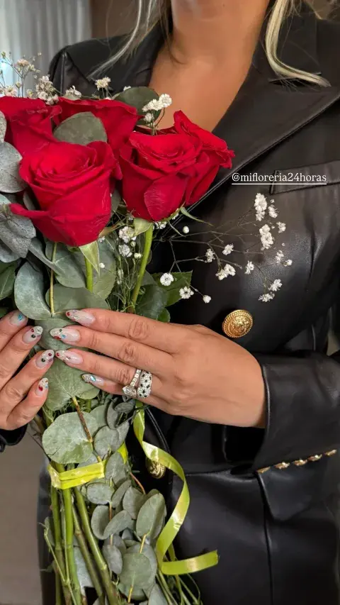 Las uñas con gemas de Wanda Nara Las uñas con gemas de Wanda Nara