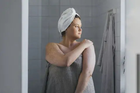 Una mujer saliéndo de bañarse Una mujer saliéndo de bañarse