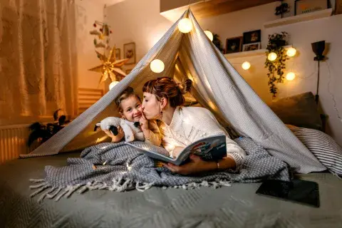 madre lee cuento antes de dormir