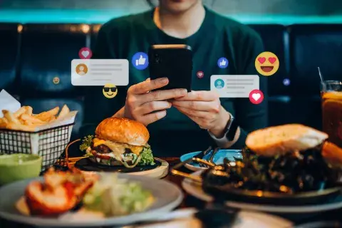 influencer mostrando comida influencer mostrando comida