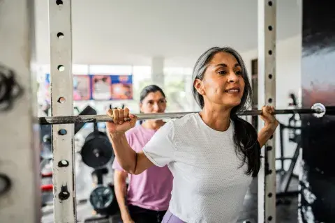 mujer entrena con fuerza mujer entrena con fuerza