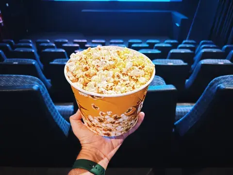 balde de pochoclos en una sala de cine balde de pochoclos en una sala de cine