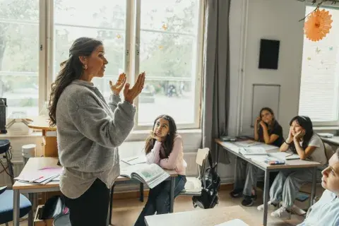 profesora enseña en el aula profesora enseña en el aula