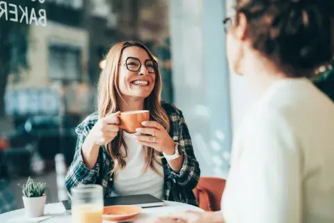 dos mujeres en un cafe