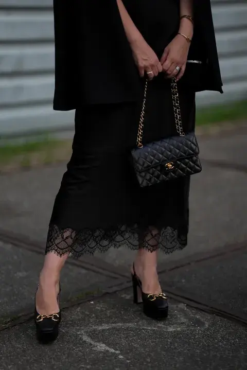 Una mujer en Amsterdam fashion week con un look de street style con un vestido lencero