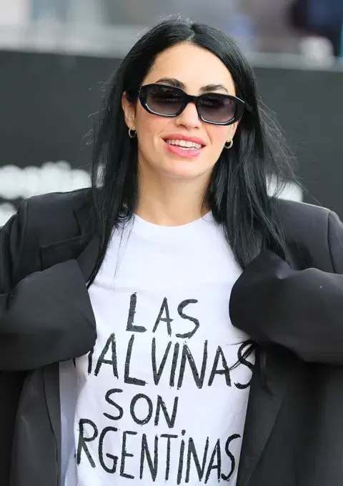 lali con remera de malvinas lali con remera de malvinas