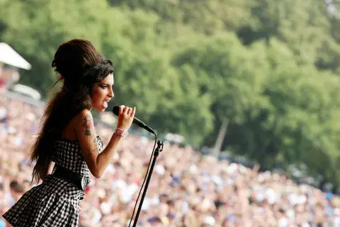Amy Winehouse en Lollapalooza 2007 en Chicago, Grant Park. Amy Winehouse en Lollapalooza 2007 en Chicago, Grant Park.