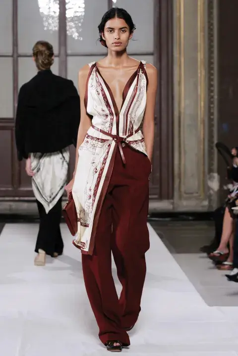 Mujer en el desfile de Hermes con prendas pañuelo Mujer en el desfile de Hermes con prendas pañuelo