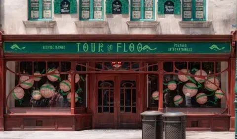 La tienda de Harry Potter en el parque temático Epic Universe de Universal Orlando Resort, en Estados Unidos. La tienda de Harry Potter en el parque temático Epic Universe de Universal Orlando Resort, en Estados Unidos.