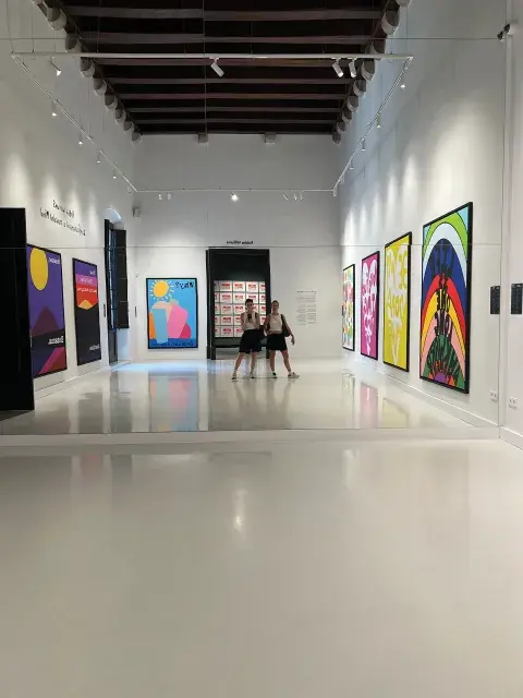 Personas recorriendo una sala de museo en Buenos Aires. Personas recorriendo una sala de museo en Buenos Aires.