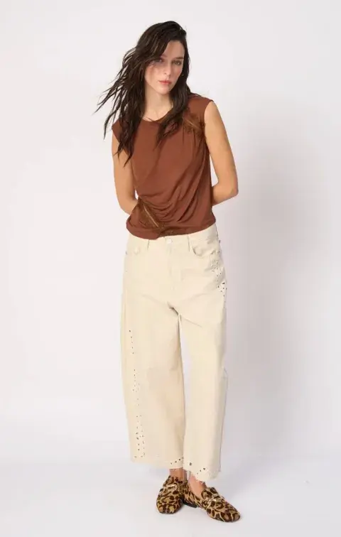 Una mujer usando un jean cropped en color claro Una mujer usando un jean cropped en color claro