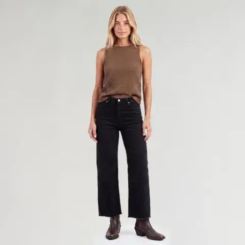 Una mujer usando un jean cropped en color negro Una mujer usando un jean cropped en color negro