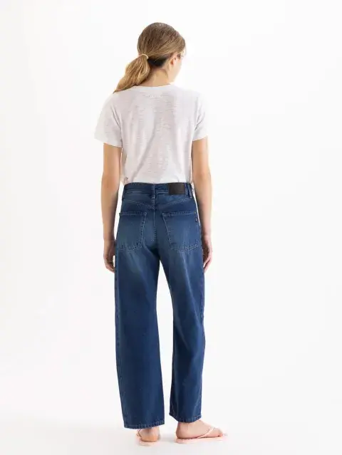Una mujer usando un jean cropped en color azul Una mujer usando un jean cropped en color azul