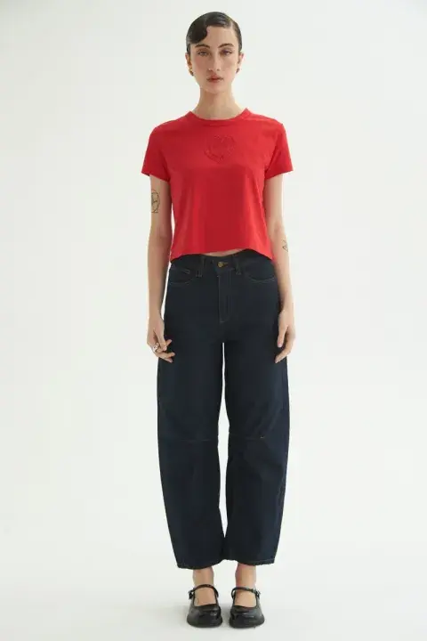 Una mujer usando un jean cropped negro Una mujer usando un jean cropped negro