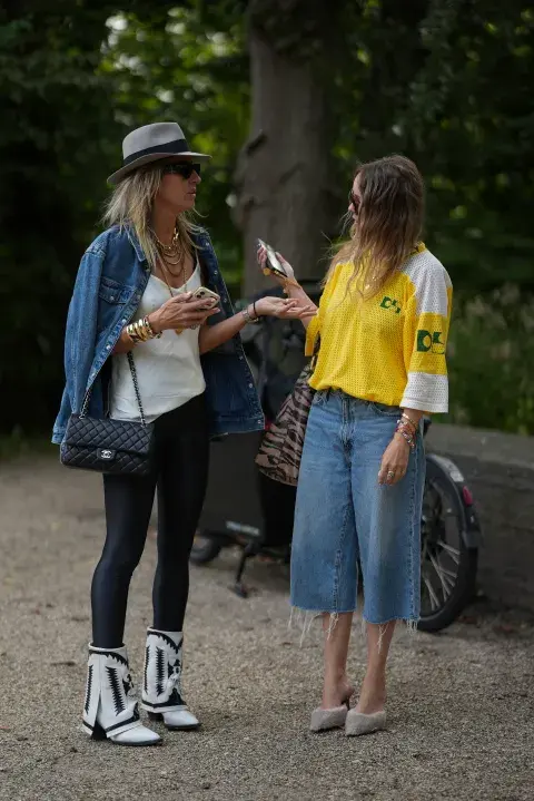 Dos mujeres hablando- street style Dos mujeres hablando- street style