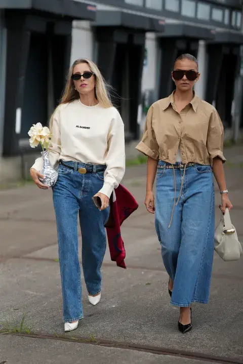Dos mujeres caminando en amsterdam fashion week con looks denim Dos mujeres caminando en amsterdam fashion week con looks denim
