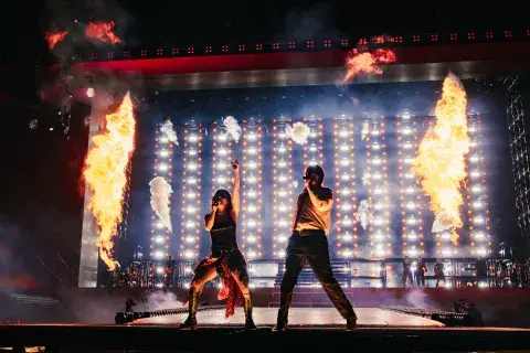 Lali y Dillom juntos en el escenario interpretando "33" Lali y Dillom juntos en el escenario interpretando "33"