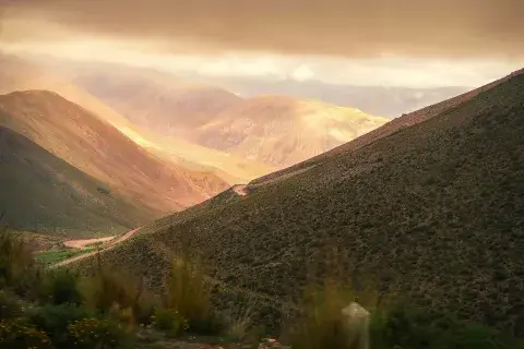 Paisaje montañoso ideal para descansar la vista y hacer turismo en Jujuy Paisaje montañoso ideal para descansar la vista y hacer turismo en Jujuy
