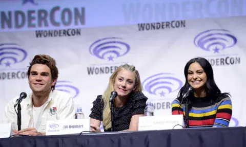 K.J. Apa, Lili Reinhart y Camila Mendes. K.J. Apa, Lili Reinhart y Camila Mendes.