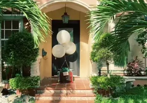 La entrada principal de la mansión se destaca por su estilo colonial La entrada principal de la mansión se destaca por su estilo colonial