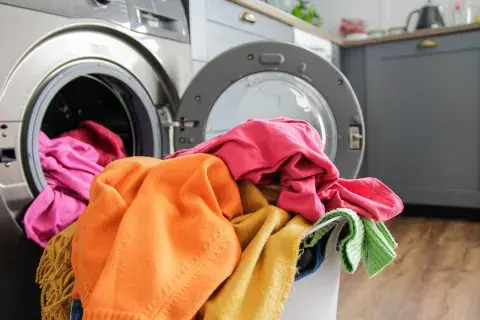 Un lavarropas con ropa de color Un lavarropas con ropa de color