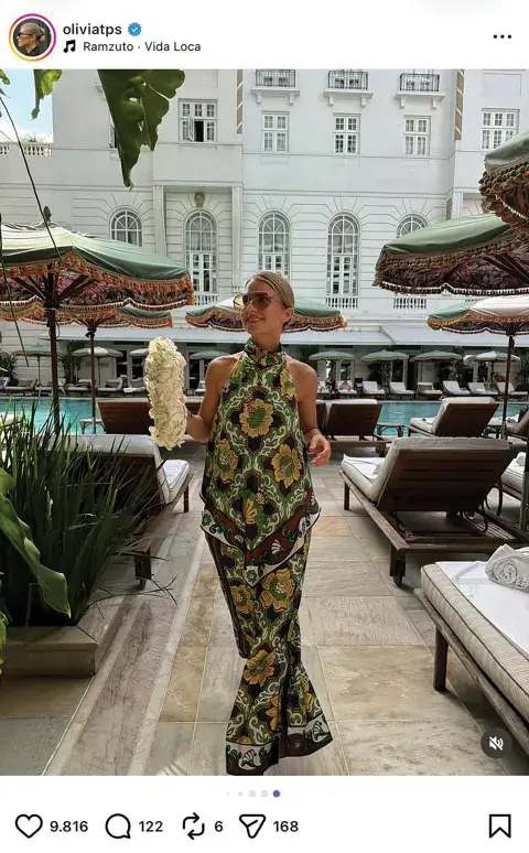 La influencer Olivina Anna Catharina con una prenda pañuelo La influencer Olivina Anna Catharina con una prenda pañuelo