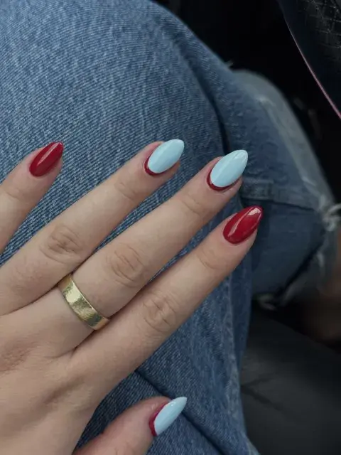 Uñas en rojo y celeste