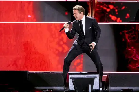 El cantante mexicano confirmó una nueva gira internacional a través de sus redes sociales y generó una enorme expectativa entre sus seguidores El cantante mexicano confirmó una nueva gira internacional a través de sus redes sociales y generó una enorme expectativa entre sus seguidores