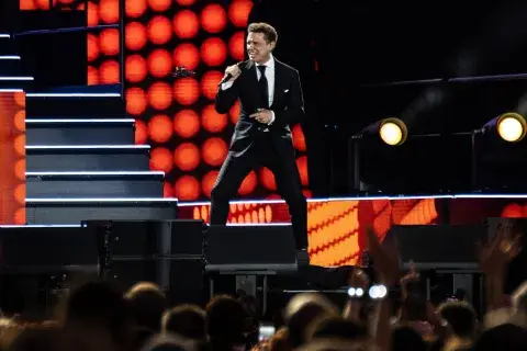 Luis Miguel arriba del escenario Luis Miguel arriba del escenario