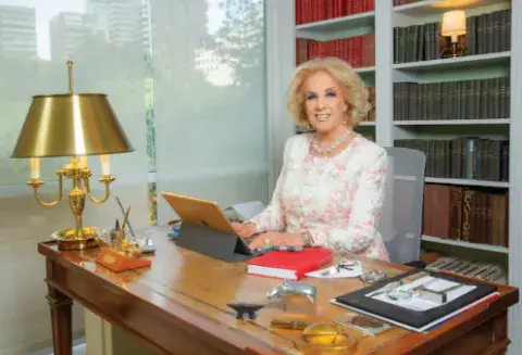 Mirtha Legrand en el escritorio de su casa Mirtha Legrand en el escritorio de su casa