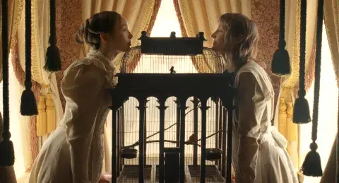 Ella Beatty y Vicky Krieps. Ella Beatty y Vicky Krieps.