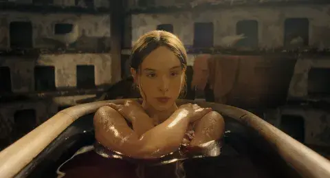 Ella Beatty en Monster. Ella Beatty en Monster.