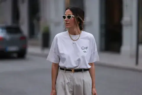 Una mujer con remera blanca, lentes de sol Una mujer con remera blanca, lentes de sol