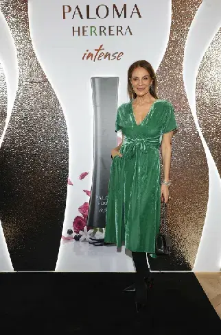 Nequi Galotti con un vestido verde Nequi Galotti con un vestido verde