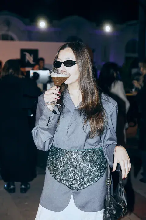 Una mujer tomando un trago durante BAFWEEK Una mujer tomando un trago durante BAFWEEK