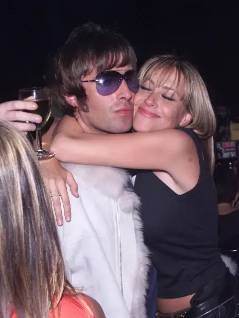Robbie Williams vs. Oasis: la rivalidad que nació por una mujer y terminó en una guerra de egos Robbie Williams vs. Oasis: la rivalidad que nació por una mujer y terminó en una guerra de egos