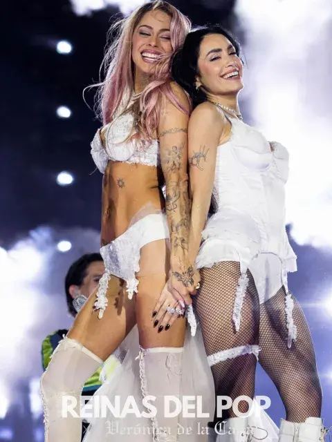 Tiniy lali juntas en river Tiniy lali juntas en river