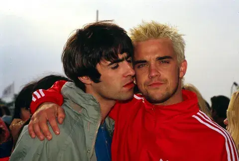 Foto de Liam Gallagher y Robbie Williams, 1995. Foto de Liam Gallagher y Robbie Williams, 1995.